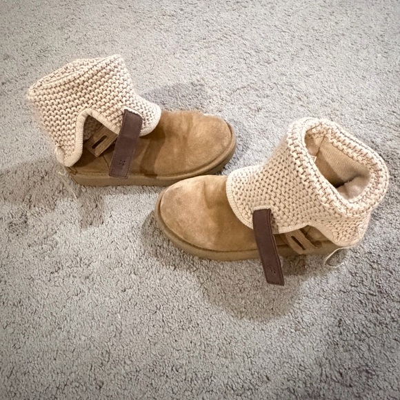 UGG Shoes - UGG Shaina Size 6